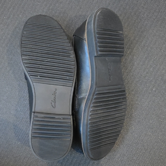 Clarks Women's Black Loafers - Picture 5 of 9